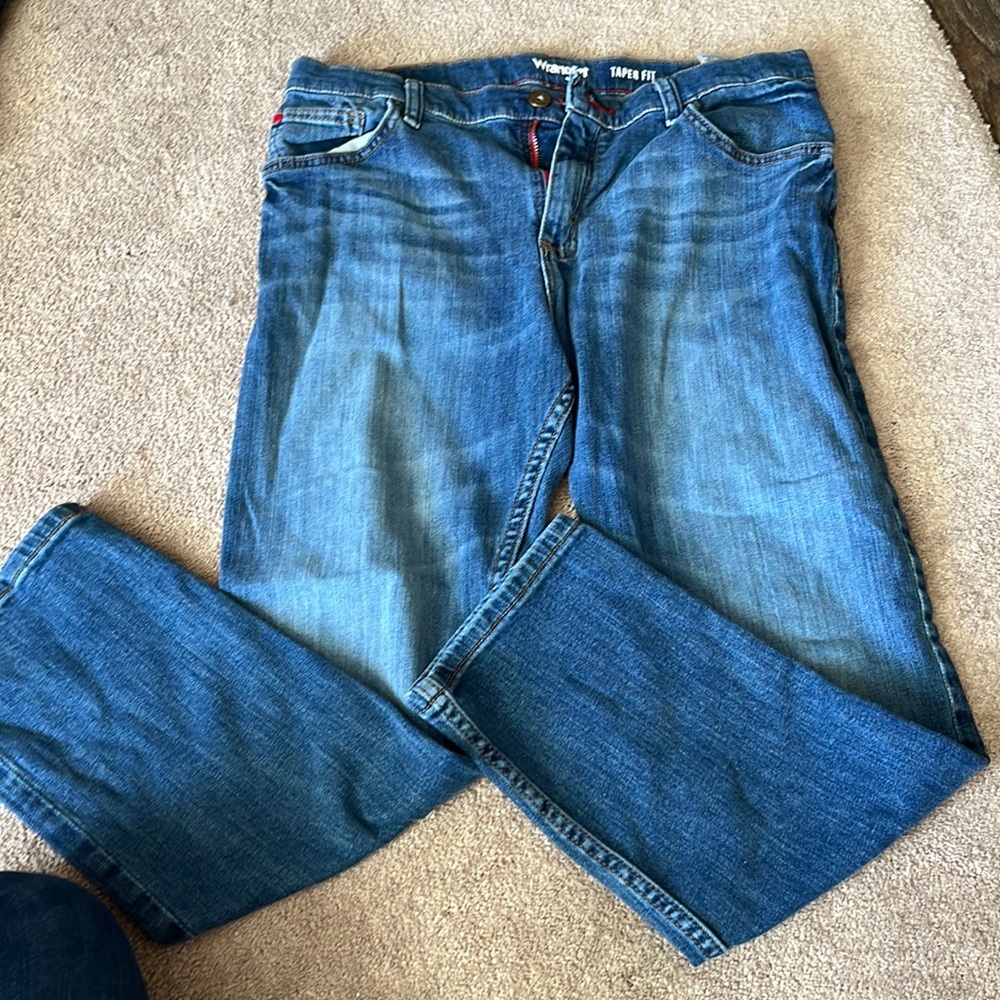 🍋Wrangler Taper Fit Jeans